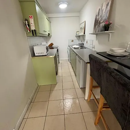 5 Newcastle Court Apartment *