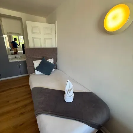 5 Newcastle Court Apartment