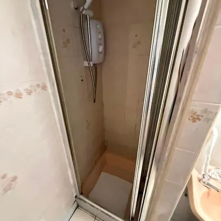 5 Newcastle Court Apartment *